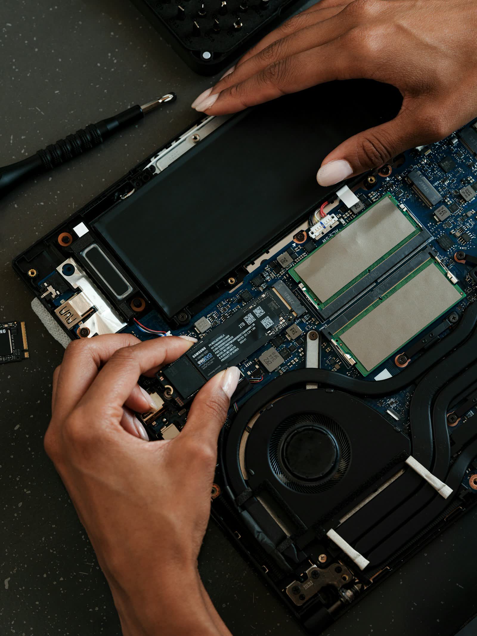 Assistência técnica de informática em Curitiba: tudo que fazemos em PC, notebook, console e servidor