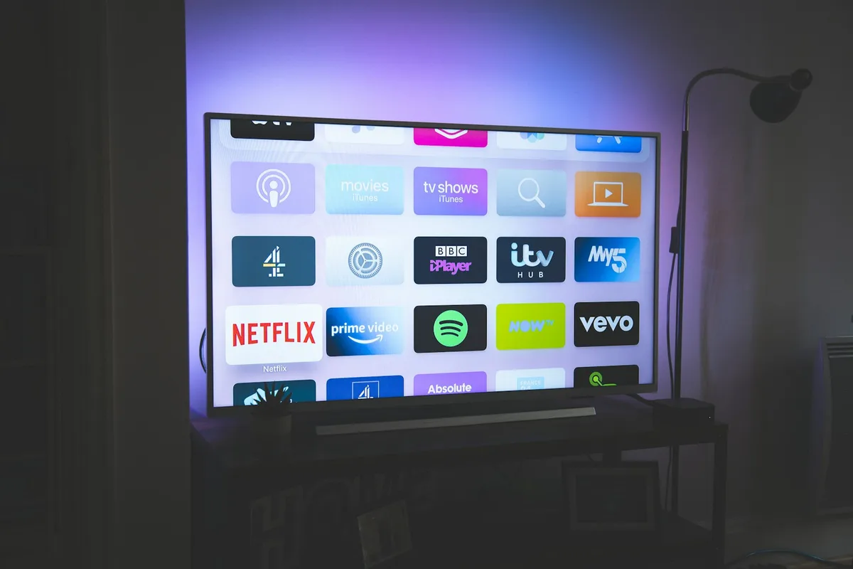 TV com tela quebrada: vale a pena consertar em 2026?