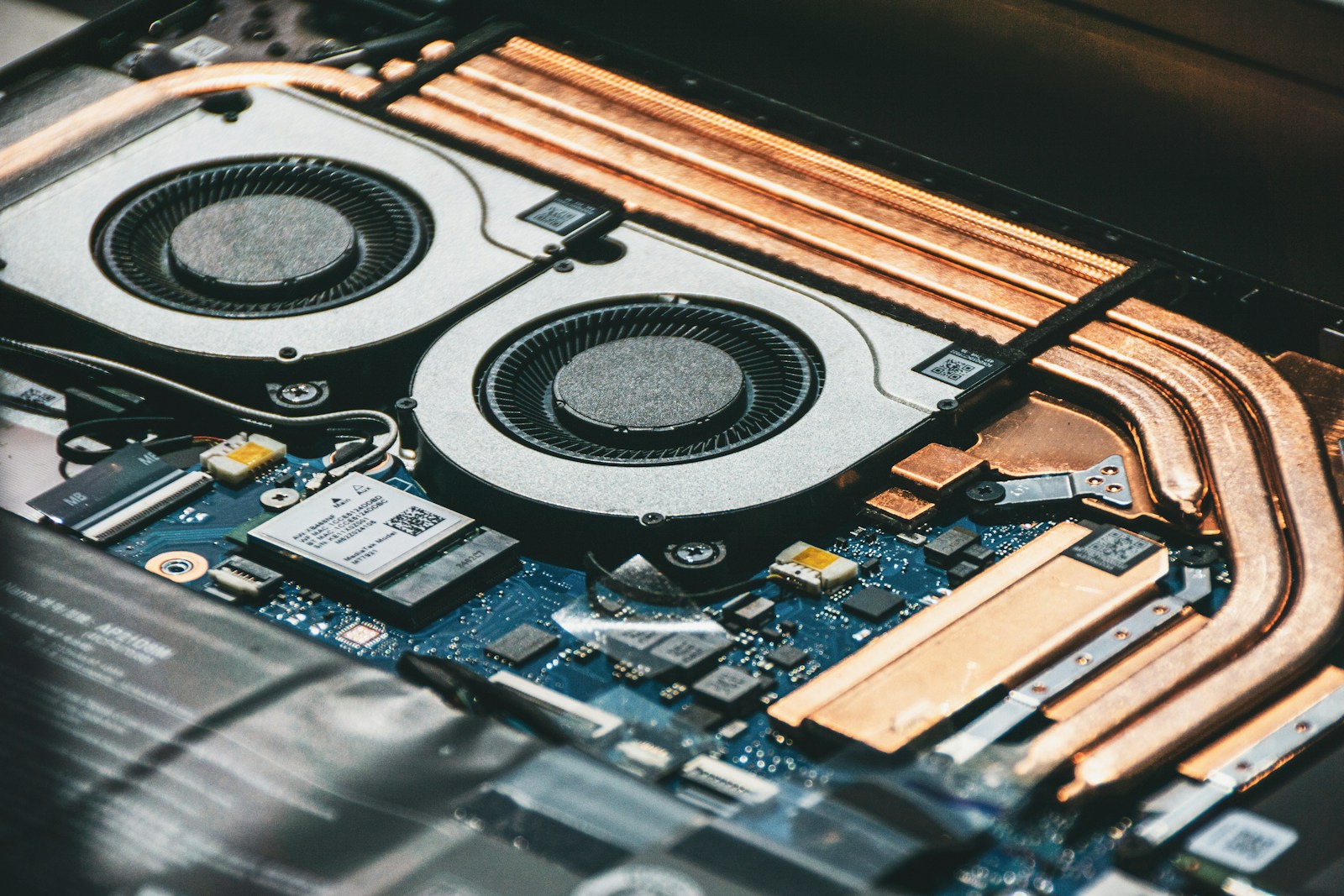 Limpeza interna de PC e notebook em Curitiba: como é feita, periodicidade e por que faz tanta diferença
